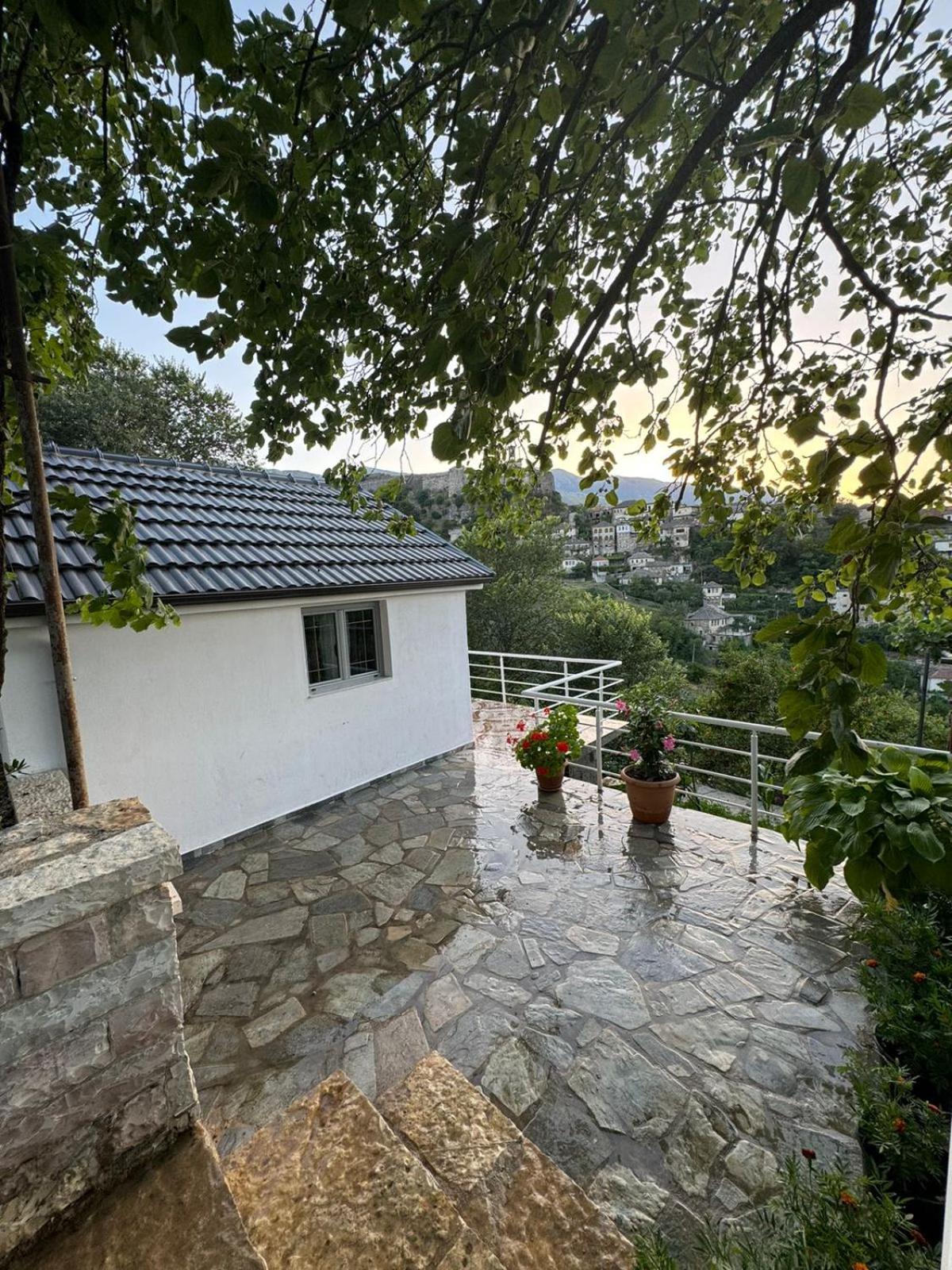 Guest House Argjiro Castle Gjirokaster Exterior photo